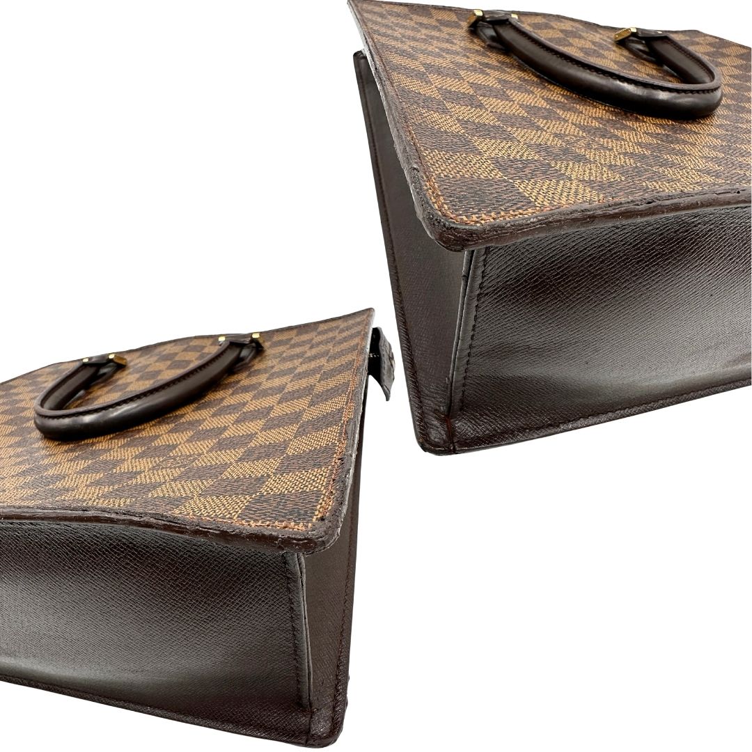 Angoli di una Sac Plat Louis Vuitton in canvas Damier Ébène con doppi manici stondati e parti metalliche dorate. Indossabile a mano. Dotata di dustbag.