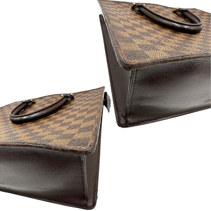 Angoli di una Sac Plat Louis Vuitton in canvas Damier Ébène con doppi manici stondati e parti metalliche dorate. Indossabile a mano. Dotata di dustbag.