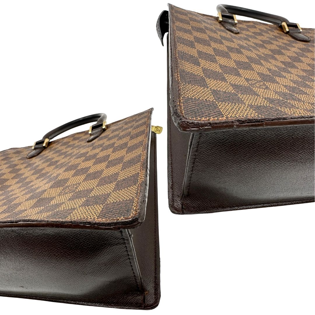 Angoli di una Sac Plat Louis Vuitton in canvas Damier Ébène con doppi manici stondati e parti metalliche dorate. Indossabile a mano. Dotata di dustbag.