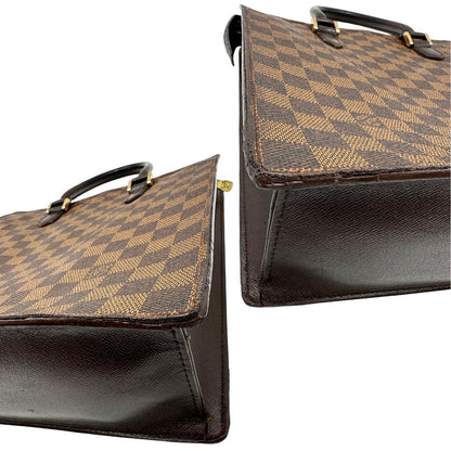 Angoli di una Sac Plat Louis Vuitton in canvas Damier Ébène con doppi manici stondati e parti metalliche dorate. Indossabile a mano. Dotata di dustbag.