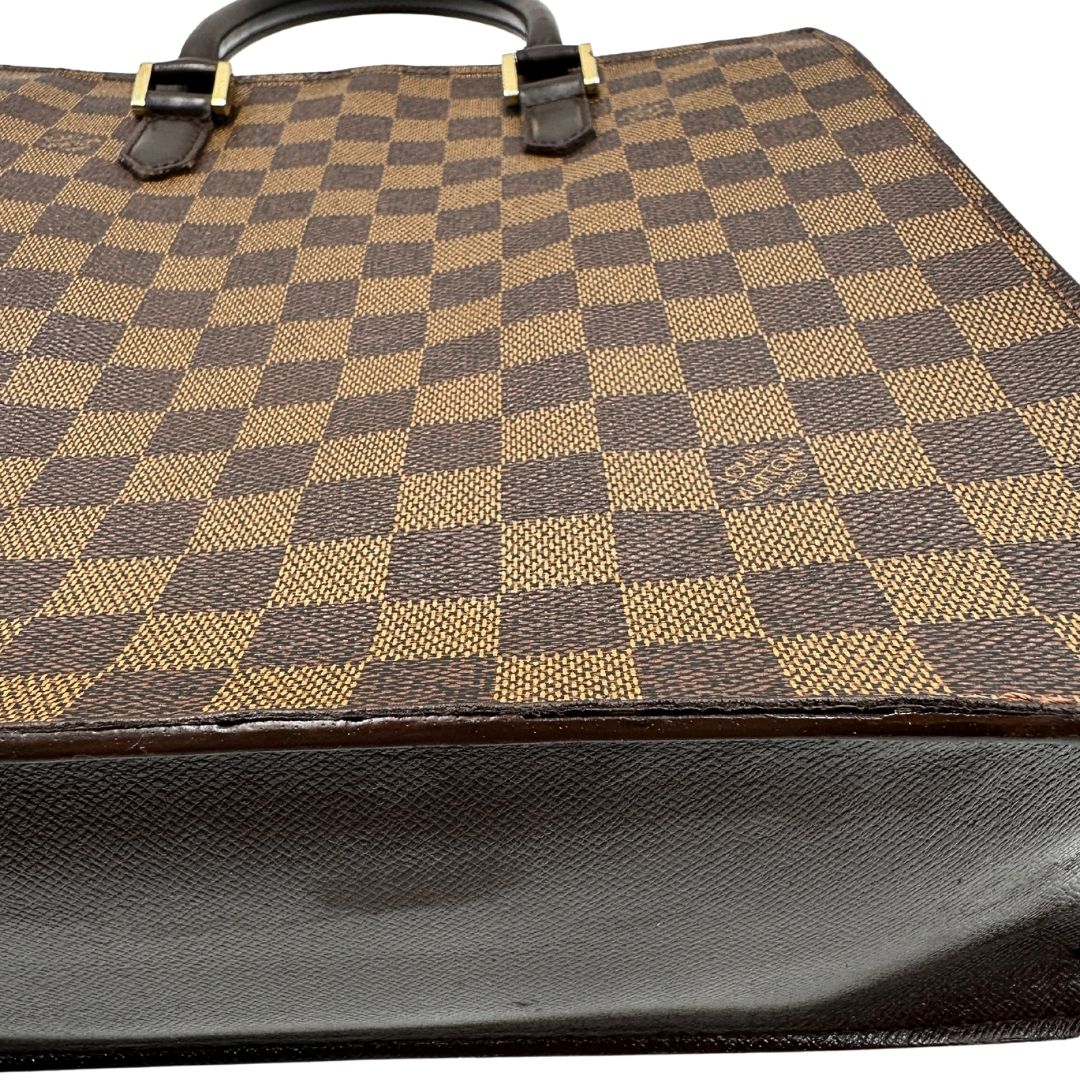 Difetti di una Sac Plat Louis Vuitton in canvas Damier Ébène con doppi manici stondati e parti metalliche dorate. Indossabile a mano. Dotata di dustbag.