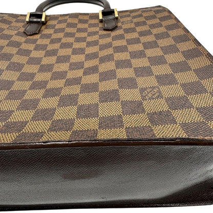 Difetti di una Sac Plat Louis Vuitton in canvas Damier Ébène con doppi manici stondati e parti metalliche dorate. Indossabile a mano. Dotata di dustbag.