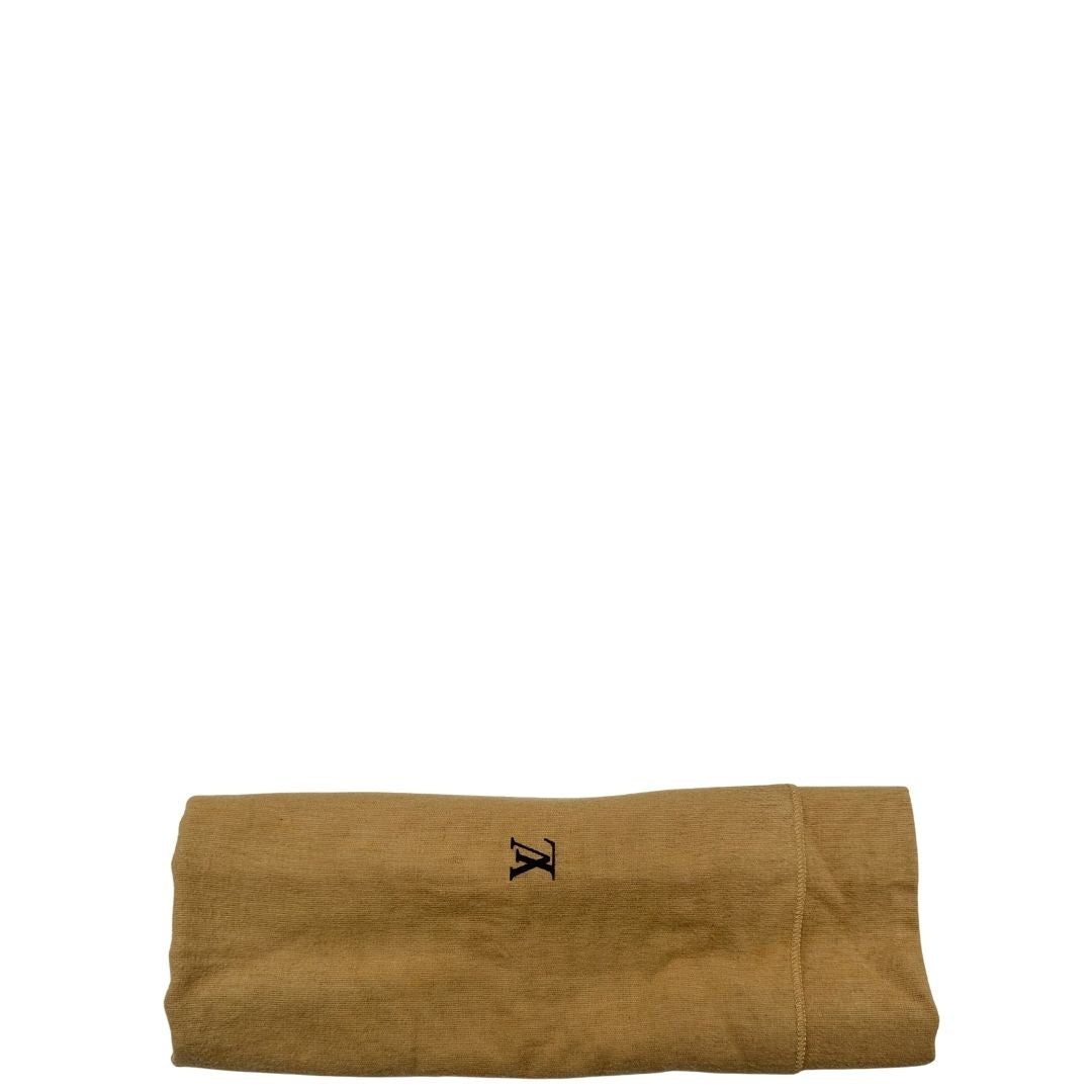 Dustbag di una Sac Plat Louis Vuitton in canvas Damier Ébène con doppi manici stondati e parti metalliche dorate. Indossabile a mano. 