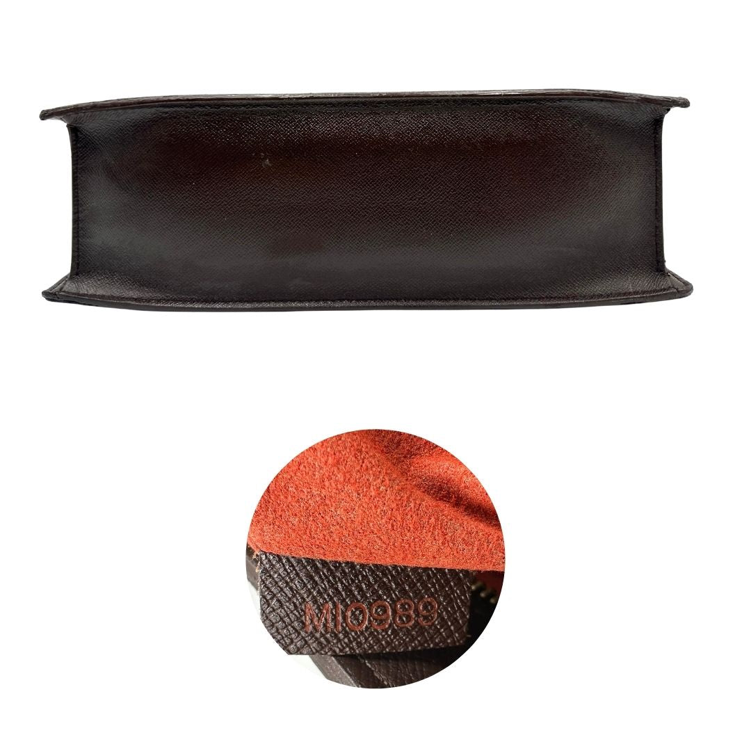 Base e codice di una Sac Plat Louis Vuitton in canvas Damier Ébène con doppi manici stondati e parti metalliche dorate. Indossabile a mano. Dotata di dustbag.