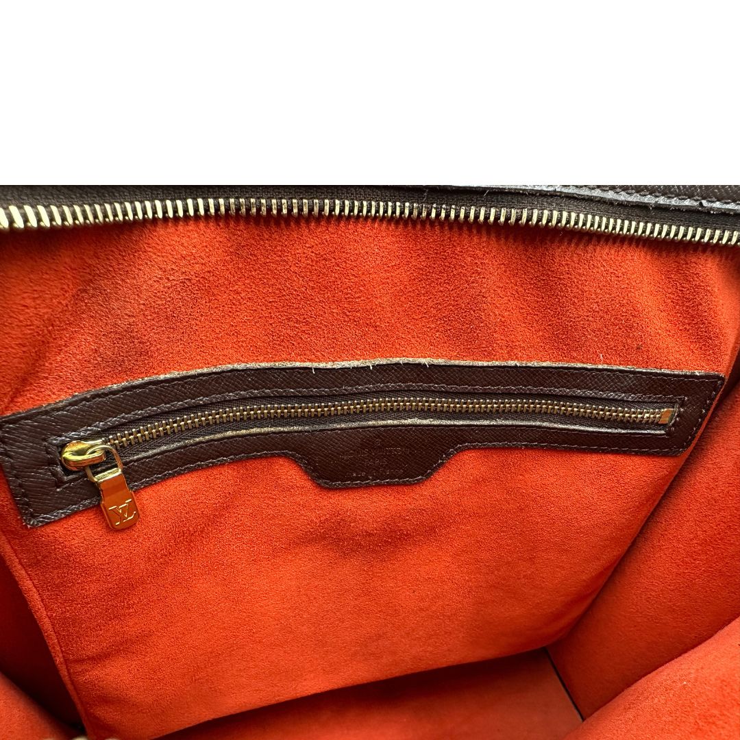 Interno di una Sac Plat Louis Vuitton in canvas Damier Ébène con doppi manici stondati e parti metalliche dorate. Indossabile a mano. Dotata di dustbag.