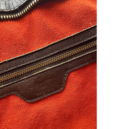 Interno di una Sac Plat Louis Vuitton in canvas Damier Ébène con doppi manici stondati e parti metalliche dorate. Indossabile a mano. Dotata di dustbag.