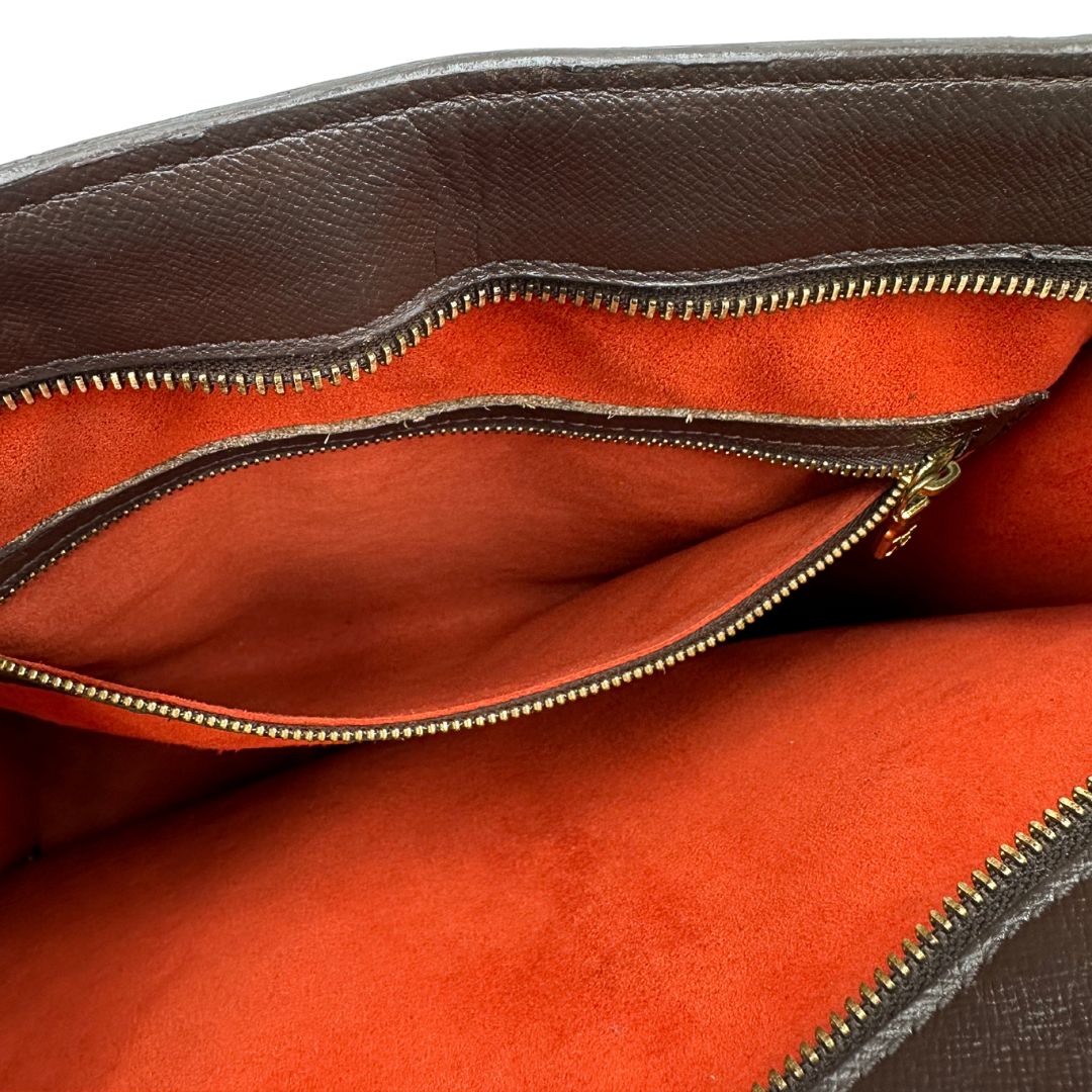 Interno di una Sac Plat Louis Vuitton in canvas Damier Ébène con doppi manici stondati e parti metalliche dorate. Indossabile a mano. Dotata di dustbag.