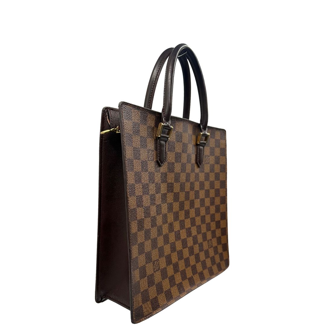 Laterale sinistro di una Sac Plat Louis Vuitton in canvas Damier Ébène con doppi manici stondati e parti metalliche dorate. Indossabile a mano. Dotata di dustbag.