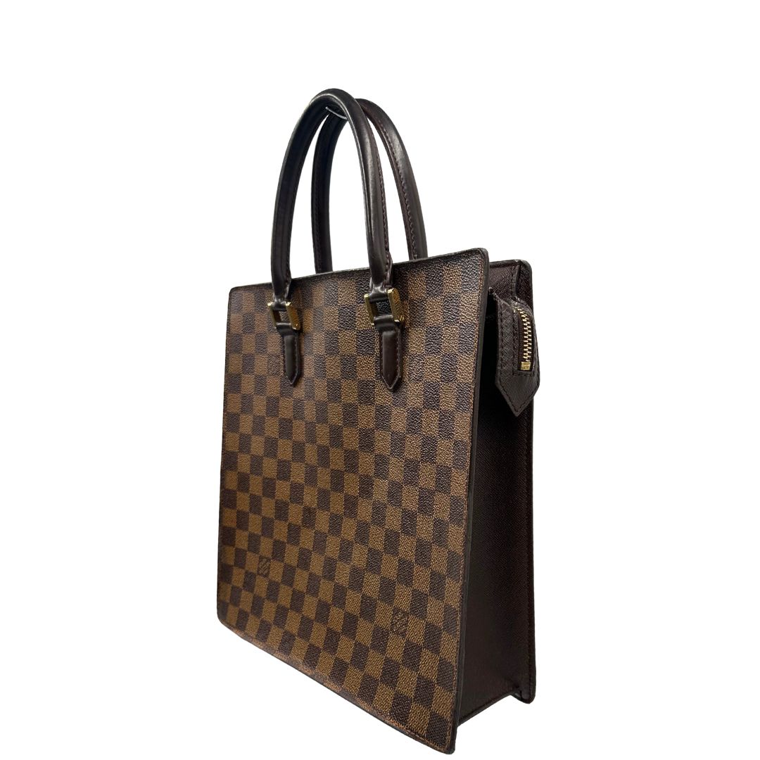 Laterale destro di una Sac Plat Louis Vuitton in canvas Damier Ébène con doppi manici stondati e parti metalliche dorate. Indossabile a mano. Dotata di dustbag.