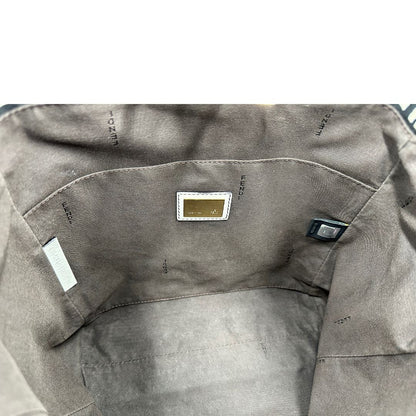 interno Borsa Fendi in tessuto nero e bianco trama Zucchino con parti metalliche dorate; munita di doppi manici, indossabile a spalla. Completa di dustbag, di lusso, originale, ottime condizioni. 