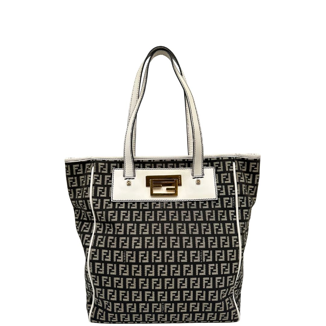 front Borsa Fendi in tessuto nero e bianco trama Zucchino con parti metalliche dorate; munita di doppi manici, indossabile a spalla. Completa di dustbag, di lusso, originale, ottime condizioni. 