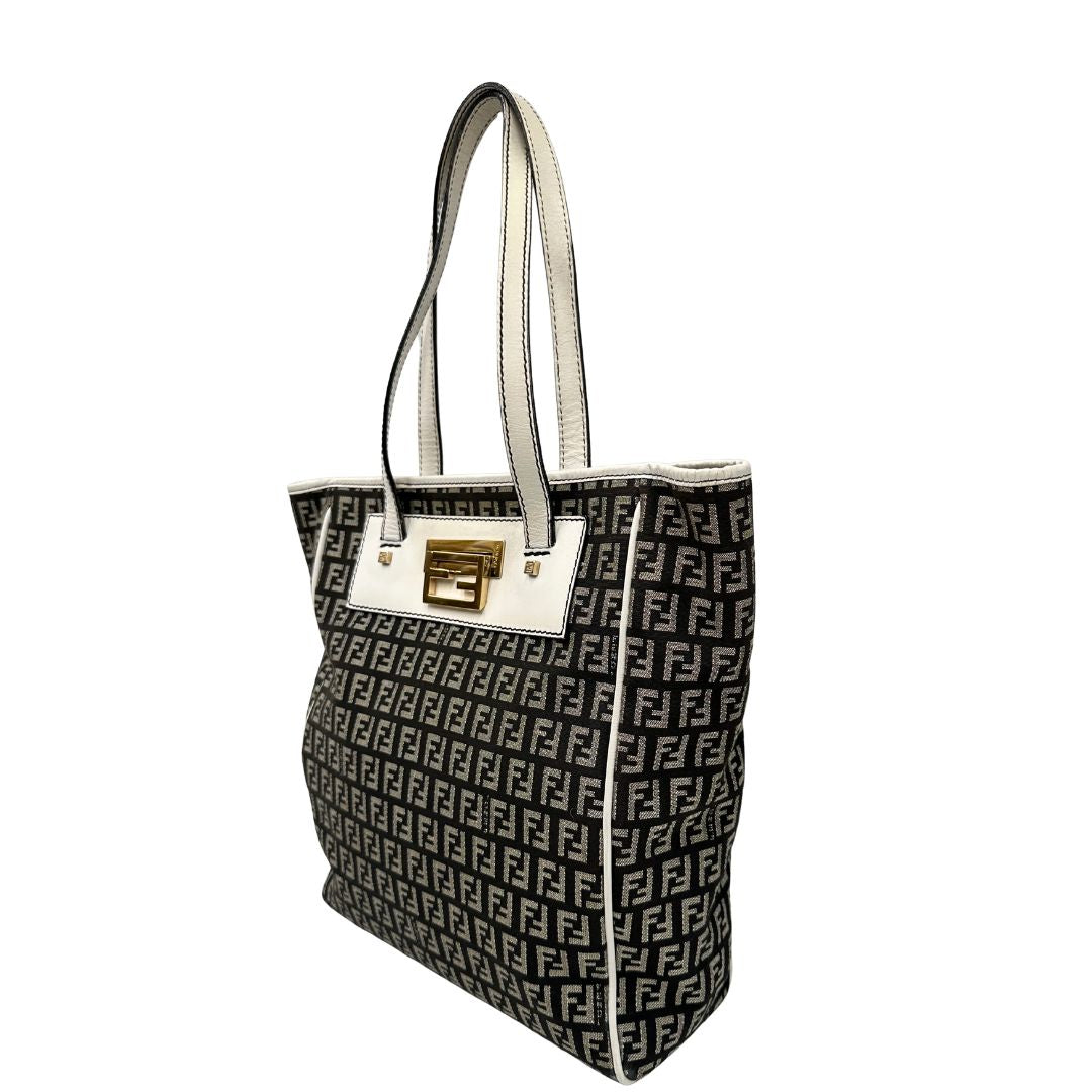 lato Borsa Fendi in tessuto nero e bianco trama Zucchino con parti metalliche dorate; munita di doppi manici, indossabile a spalla. Completa di dustbag, di lusso, originale, ottime condizioni.