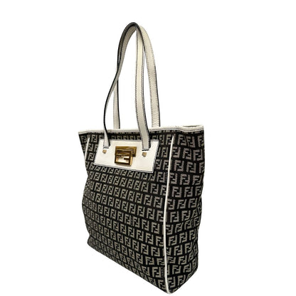 lato Borsa Fendi in tessuto nero e bianco trama Zucchino con parti metalliche dorate; munita di doppi manici, indossabile a spalla. Completa di dustbag, di lusso, originale, ottime condizioni.