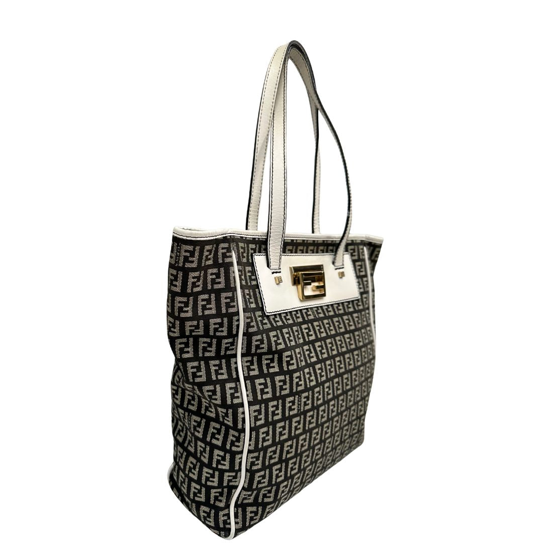 lato Borsa Fendi in tessuto nero e bianco trama Zucchino con parti metalliche dorate; munita di doppi manici, indossabile a spalla. Completa di dustbag, di lusso, originale, ottime condizioni. 