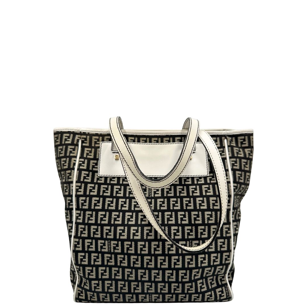 retro Borsa Fendi in tessuto nero e bianco trama Zucchino con parti metalliche dorate; munita di doppi manici, indossabile a spalla. Completa di dustbag, di lusso, originale, ottime condizioni. 