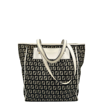 retro Borsa Fendi in tessuto nero e bianco trama Zucchino con parti metalliche dorate; munita di doppi manici, indossabile a spalla. Completa di dustbag, di lusso, originale, ottime condizioni. 