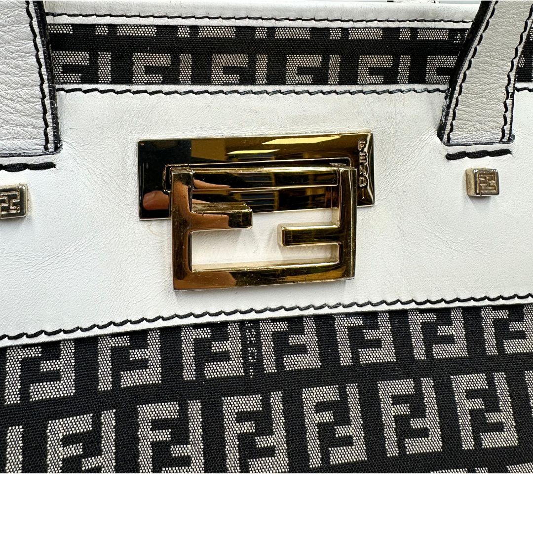 Borsa Fendi in tessuto nero e bianco trama Zucchino con parti metalliche dorate; munita di doppi manici, indossabile a spalla. Completa di dustbag, di lusso, originale, ottime condizioni. 