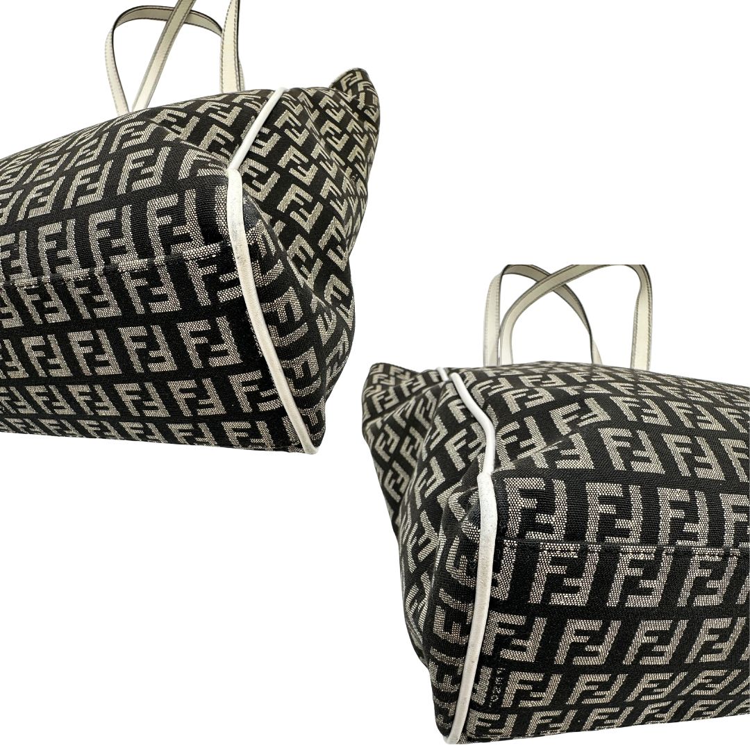 angoli Borsa Fendi in tessuto nero e bianco trama Zucchino con parti metalliche dorate; munita di doppi manici, indossabile a spalla. Completa di dustbag, di lusso, originale, ottime condizioni. 