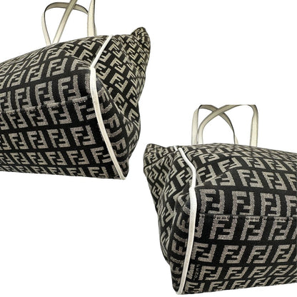 angoli Borsa Fendi in tessuto nero e bianco trama Zucchino con parti metalliche dorate; munita di doppi manici, indossabile a spalla. Completa di dustbag, di lusso, originale, ottime condizioni. 