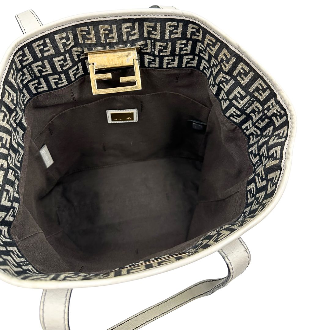 interno Borsa Fendi in tessuto nero e bianco trama Zucchino con parti metalliche dorate; munita di doppi manici, indossabile a spalla. Completa di dustbag, di lusso, originale, ottime condizioni. 