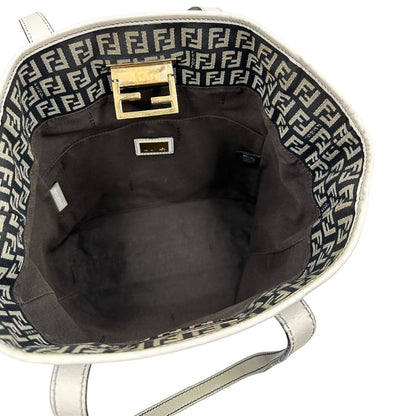 interno Borsa Fendi in tessuto nero e bianco trama Zucchino con parti metalliche dorate; munita di doppi manici, indossabile a spalla. Completa di dustbag, di lusso, originale, ottime condizioni. 