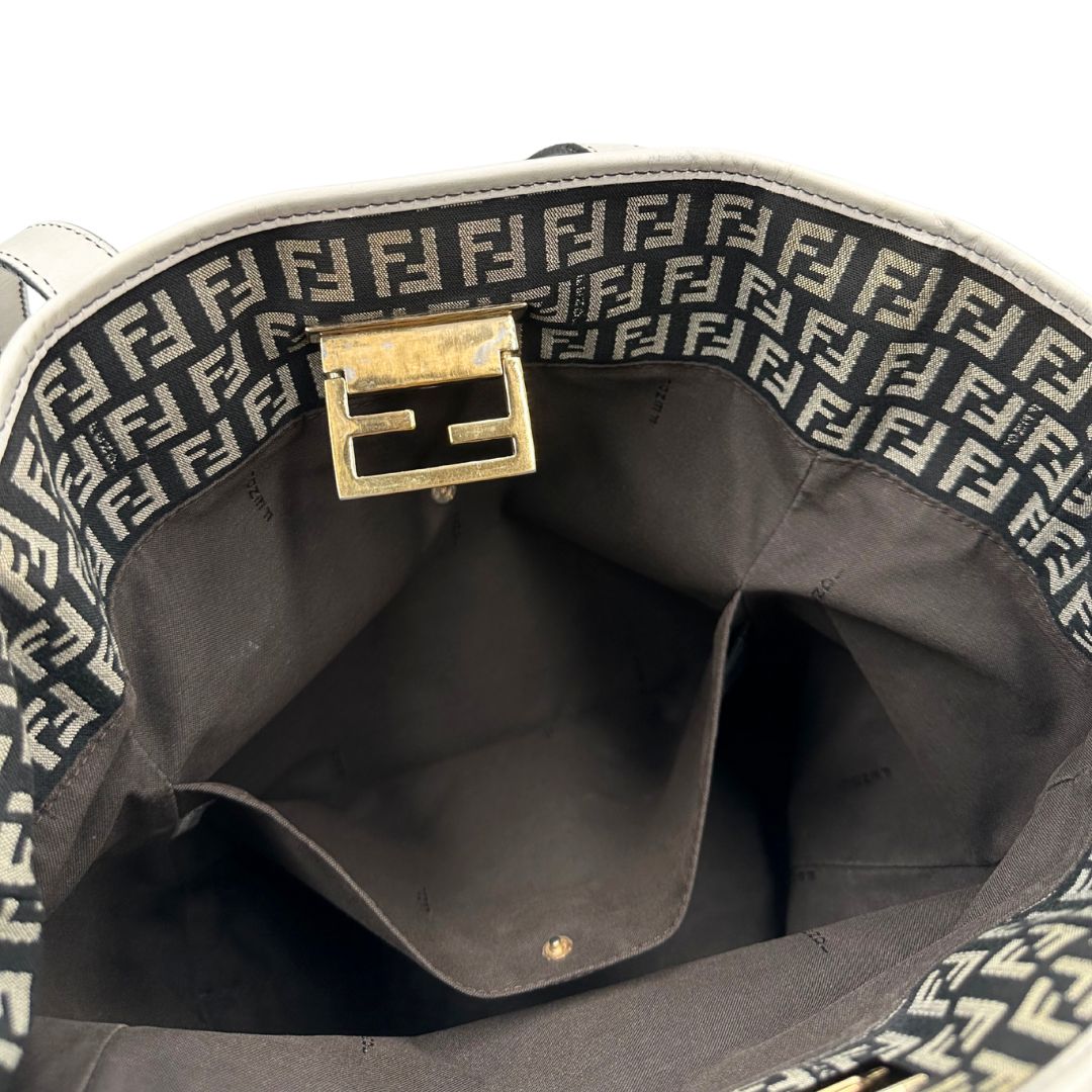 interno Borsa Fendi in tessuto nero e bianco trama Zucchino con parti metalliche dorate; munita di doppi manici, indossabile a spalla. Completa di dustbag, di lusso, originale, ottime condizioni. 