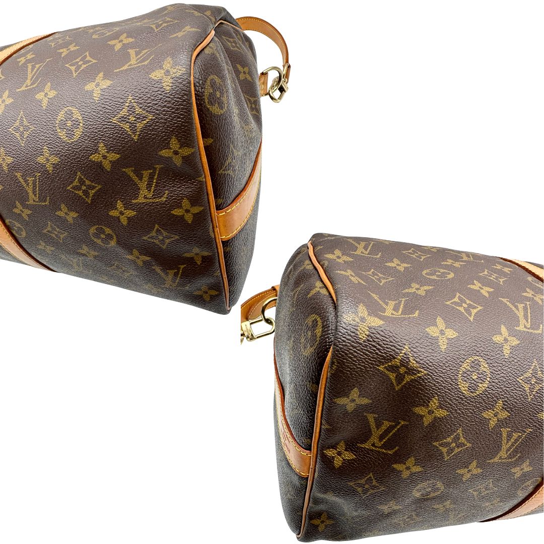 Angoli di un Keepall Bandoulière in canvas monogram con finiture in vacchetta naturale e parti metalliche dorate; munito di doppi manici stondati e una tracolla amovibile e regolabile on spallaccio. Completo di lucchetto con chiave, tag porta address e ferma manici.