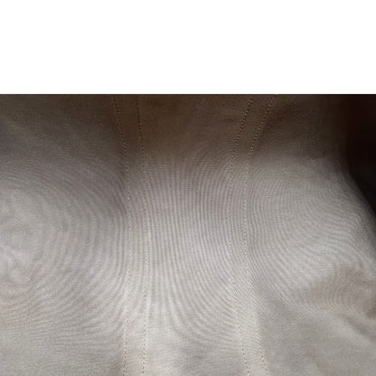 Interno di un Keepall Bandoulière in canvas monogram con finiture in vacchetta naturale e parti metalliche dorate; munito di doppi manici stondati e una tracolla amovibile e regolabile on spallaccio. Completo di lucchetto con chiave, tag porta address e ferma manici.