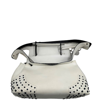 Retro di una borsa Wave Tod's in pelle bianca e nera impreziosita da iconici gommini Tod's sugli angoli della base. Munita di un manico singolo stondato, una tracolla con lettere in catena e pelle, regolabile ed amovibile. Parti metalliche argentate. Dotata di dustbag.