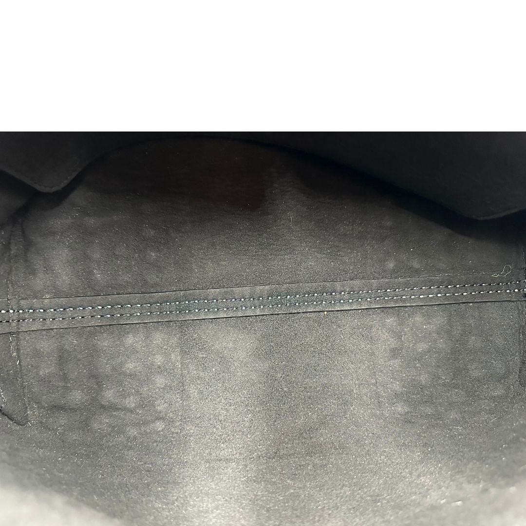 Interno di una borsa Wave Tod's in pelle bianca e nera impreziosita da iconici gommini Tod's sugli angoli della base. Munita di un manico singolo stondato, una tracolla con lettere in catena e pelle, regolabile ed amovibile. Parti metalliche argentate. Dotata di dustbag.