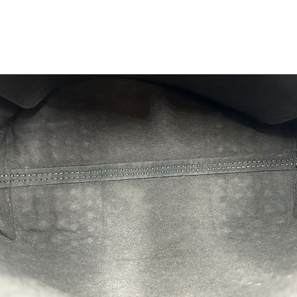 Interno di una borsa Wave Tod's in pelle bianca e nera impreziosita da iconici gommini Tod's sugli angoli della base. Munita di un manico singolo stondato, una tracolla con lettere in catena e pelle, regolabile ed amovibile. Parti metalliche argentate. Dotata di dustbag.