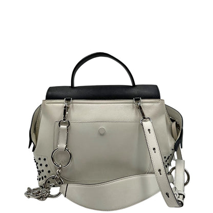 Retro di una borsa Wave Tod's in pelle bianca e nera impreziosita da iconici gommini Tod's sugli angoli della base. Munita di un manico singolo stondato, una tracolla con lettere in catena e pelle, regolabile ed amovibile. Parti metalliche argentate. Dotata di dustbag.