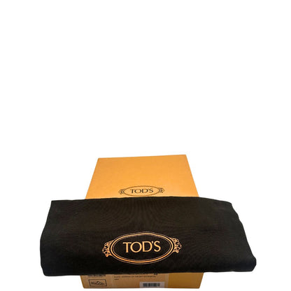 Scatola e dustbag di sandali Tod’s in pelle viola con fasce incrociate e borchie metalliche argentate. Presentano una chiusura con cinturino e la suola con i classici gommini in gomma. 