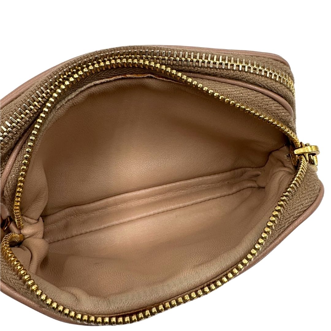 interno Pochette Miu Miu in pelle color taupe con doppia zip, borchie metalliche frontali oro e argento con dettagli hardware dorati. Dotata di polsino regolabile e due scomparti interni foderati in pelle. Completa di scatola. 