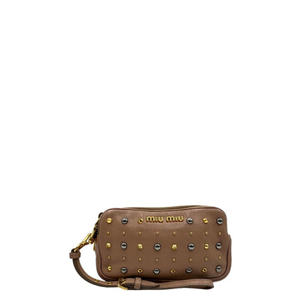 front Pochette Miu Miu in pelle color taupe con doppia zip, borchie metalliche frontali oro e argento con dettagli hardware dorati. Dotata di polsino regolabile e due scomparti interni foderati in pelle. Completa di scatola. 