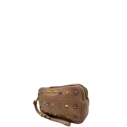 lato Pochette Miu Miu in pelle color taupe con doppia zip, borchie metalliche frontali oro e argento con dettagli hardware dorati. Dotata di polsino regolabile e due scomparti interni foderati in pelle. Completa di scatola. 