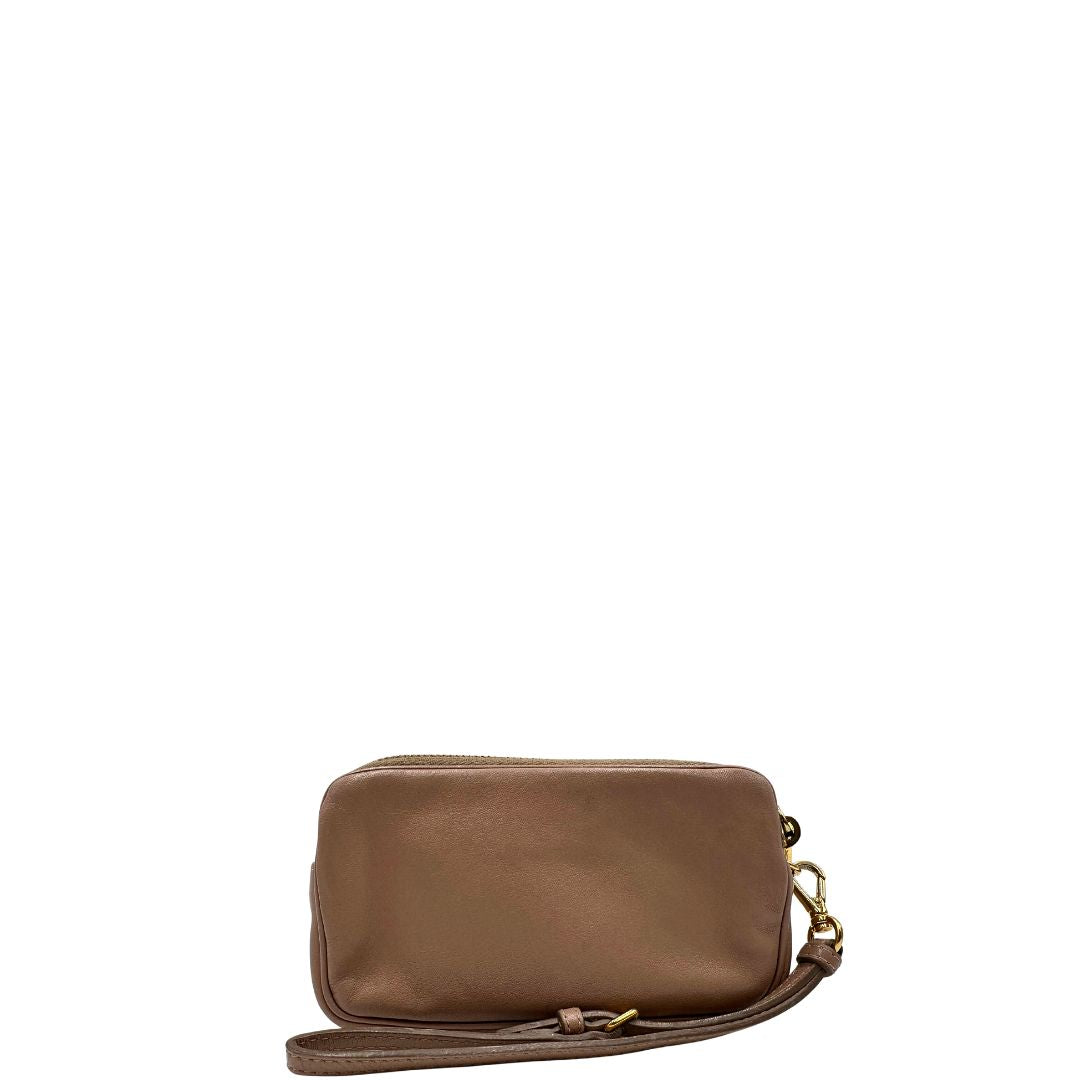 retro Pochette Miu Miu in pelle color taupe con doppia zip, borchie metalliche frontali oro e argento con dettagli hardware dorati. Dotata di polsino regolabile e due scomparti interni foderati in pelle. Completa di scatola.