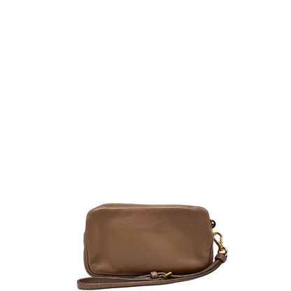 retro Pochette Miu Miu in pelle color taupe con doppia zip, borchie metalliche frontali oro e argento con dettagli hardware dorati. Dotata di polsino regolabile e due scomparti interni foderati in pelle. Completa di scatola.