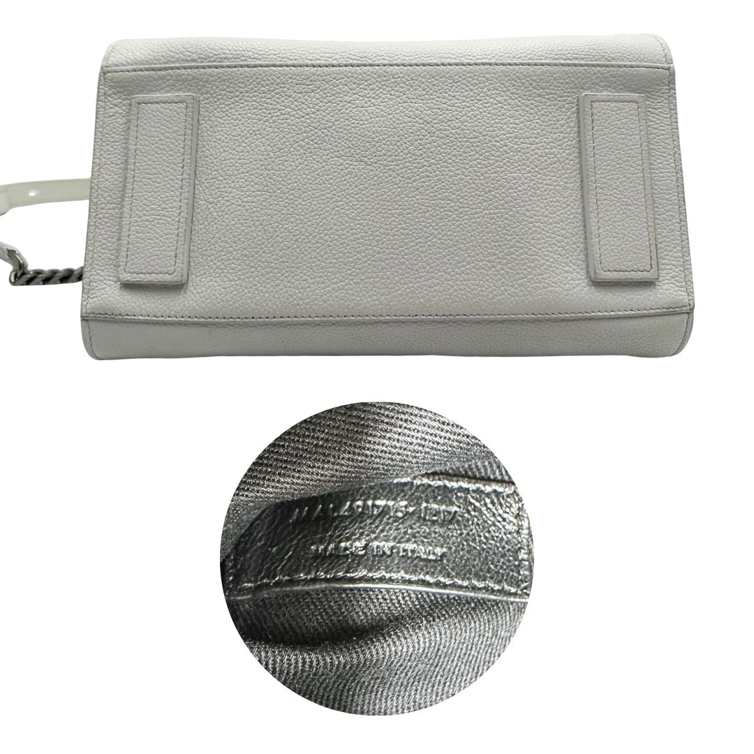Base e codice di una Sac De Jour small Saint Laurent in pelle martellata bianco gesso con doppi manici stondati e tracolla in catena e pelle, regolabile ed amovibile. Parti metalliche argentate. Munita di clochette con lucchetto e chiavi.