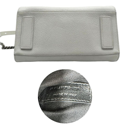 Base e codice di una Sac De Jour small Saint Laurent in pelle martellata bianco gesso con doppi manici stondati e tracolla in catena e pelle, regolabile ed amovibile. Parti metalliche argentate. Munita di clochette con lucchetto e chiavi.