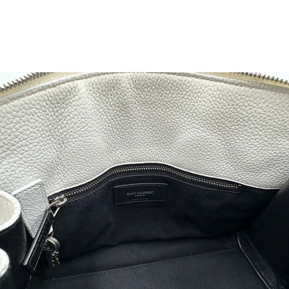 Interno di una Sac De Jour small Saint Laurent in pelle martellata bianco gesso con doppi manici stondati e tracolla in catena e pelle, regolabile ed amovibile. Parti metalliche argentate. Munita di clochette con lucchetto e chiavi.