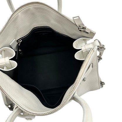 Interno di una Sac De Jour small Saint Laurent in pelle martellata bianco gesso con doppi manici stondati e tracolla in catena e pelle, regolabile ed amovibile. Parti metalliche argentate. Munita di clochette con lucchetto e chiavi.