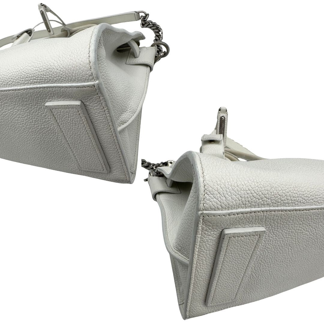 Angoli di una Sac De Jour small Saint Laurent in pelle martellata bianco gesso con doppi manici stondati e tracolla in catena e pelle, regolabile ed amovibile. Parti metalliche argentate. Munita di clochette con lucchetto e chiavi.
