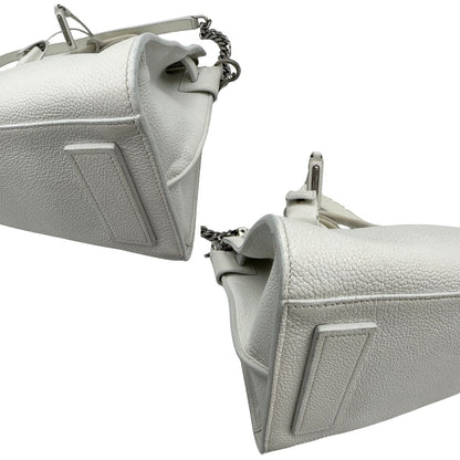 Angoli di una Sac De Jour small Saint Laurent in pelle martellata bianco gesso con doppi manici stondati e tracolla in catena e pelle, regolabile ed amovibile. Parti metalliche argentate. Munita di clochette con lucchetto e chiavi.