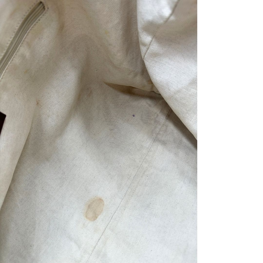 Interno di una borsa Gucci Sukey in tessuto beige GG con finiture in pelle marrone mogano, doppi manici stondati e ciondolo con doppie G incrociate. Rifinita con parti metalliche dorate. Indossabile a spalla.