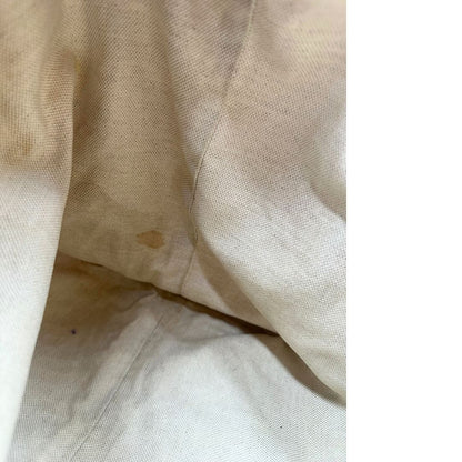 Interno di una borsa Gucci Sukey in tessuto beige GG con finiture in pelle marrone mogano, doppi manici stondati e ciondolo con doppie G incrociate. Rifinita con parti metalliche dorate. Indossabile a spalla.