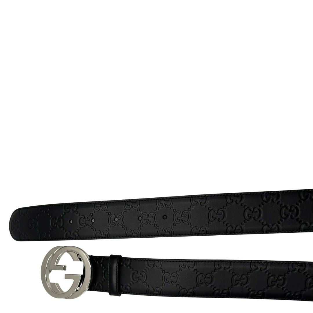 Cintura Gucci in pelle nera GG con parti metalliche argentate. Completa di corredo, di lusso, originale, usata.