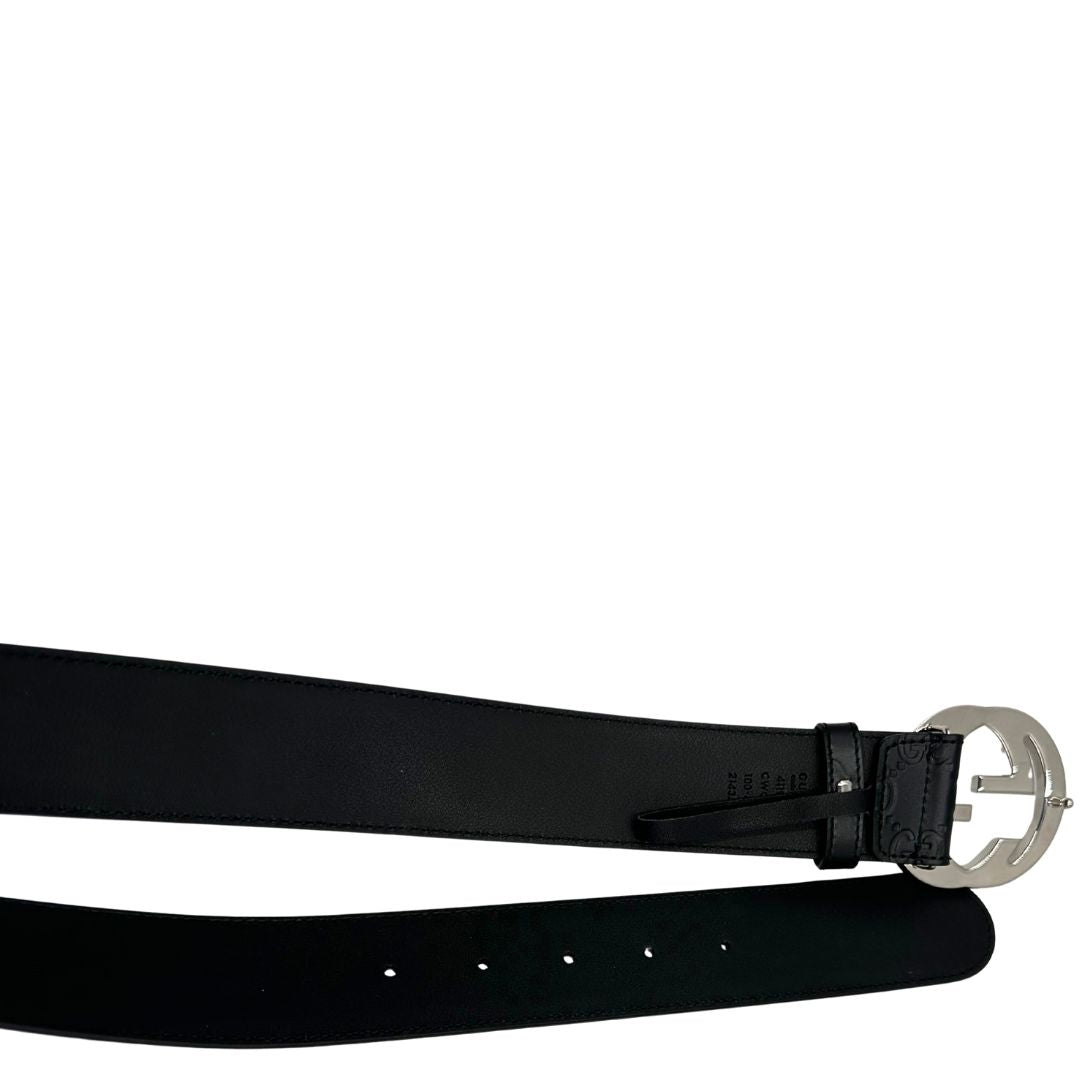 Cintura Gucci in pelle nera GG con parti metalliche argentate. Completa di corredo, di lusso, originale, usata.