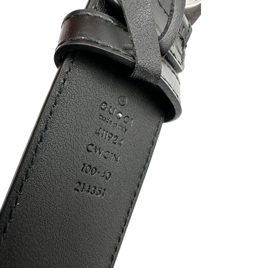 Cintura Gucci in pelle nera GG con parti metalliche argentate. Completa di corredo, di lusso, originale, usata.