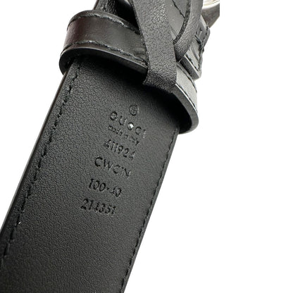 Cintura Gucci in pelle nera GG con parti metalliche argentate. Completa di corredo, di lusso, originale, usata.